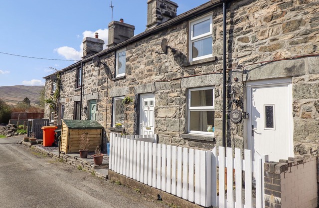 2 WHITE STREET, pet friendly, character holiday cottage in Penmachno
