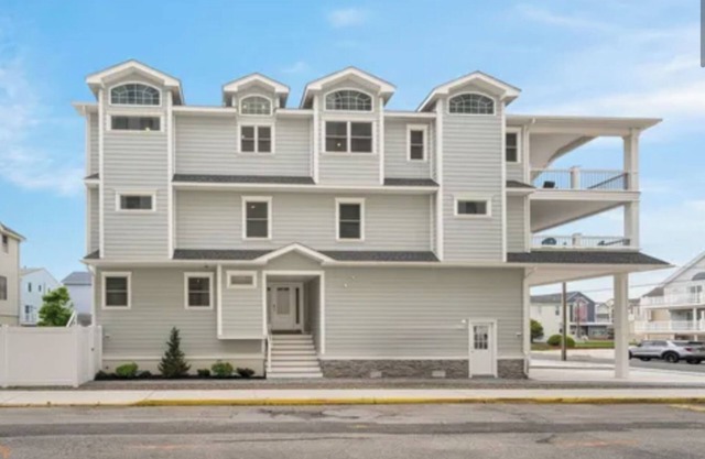 20 37th Street EAST, Sleeps 14, 150 feet to the beach, in the heart of Sea Isle!