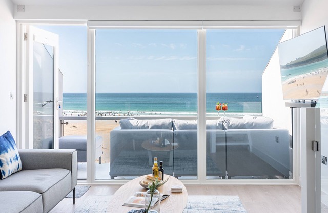 20 Barnaloft, sea and beach views galore!