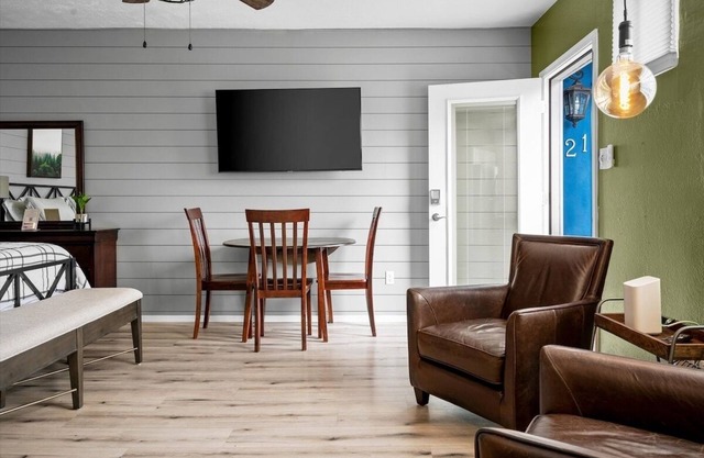 20 Chelsea Place On The Park, In Heart Of Downtown