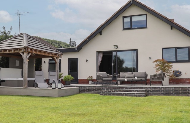 20 GLASFRYN AVENUE, family friendly, with hot tub in Prestatyn