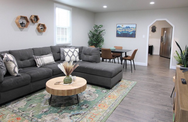 20 min to Red Rocks, Free RV parking, Private home, dogs are welcome. Great loc