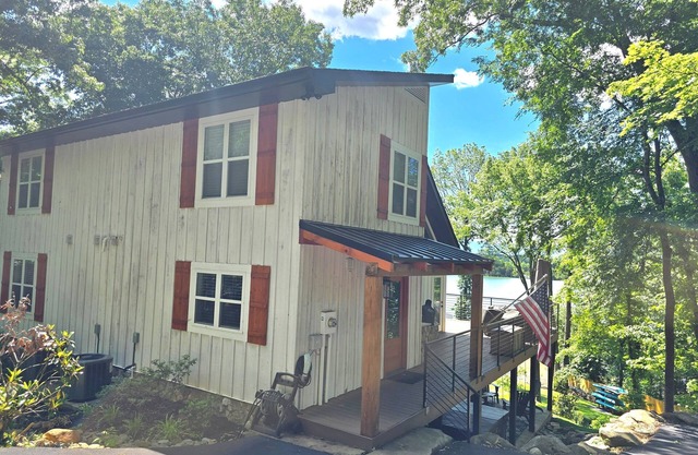 20% OFF Book 9/30 Luxury, Lakefront, Dock, Firepit, Hot Tub- Lone Oak Lakehouse