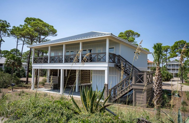 20% OFF FALL! 'Two Shores', 4BR/4BA, Community Pool & Dock, Beach and Bay!