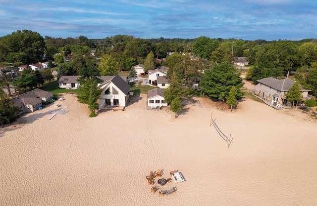 #20 Thomas' Parkside Cottages. Walk-out to private deck/beach on Lake Huron