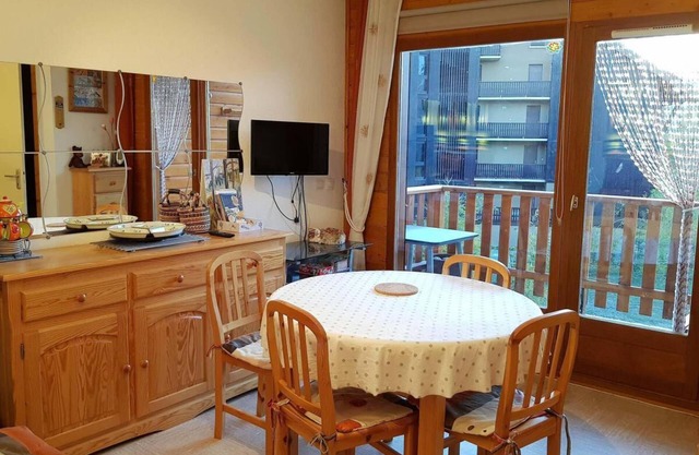 200m from ski slopes, 2nd floor, view ski slopes, balcony, tv, ski locker, 36m², La Joue du Loup