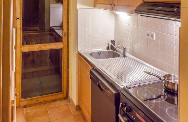 200m from ski slopes, fitness, swimming pool, sauna, hammam, balcony, tv, ski locker, 68m²