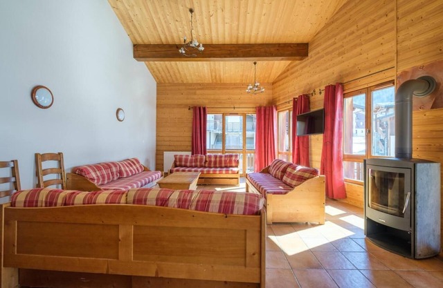 200m from ski slopes, fitness, swimming pool, sauna, hammam, fireplace or stove, tv, ski locker