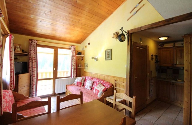 200m from ski slopes, 2nd floor, view mountain, fitness, sauna, balcony, tv, ski locker, 38m²