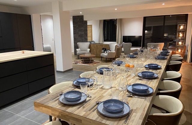 200m² apartment at the foot of the slopes sleeps 15