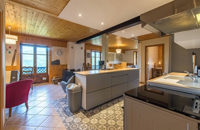 200m² chalet for 14 people with a panoramic view of the valley