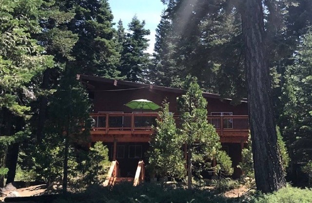 2025-26 thirty-day ski leases! Driveway snow plow included! Dog ok! Fast WiFi!