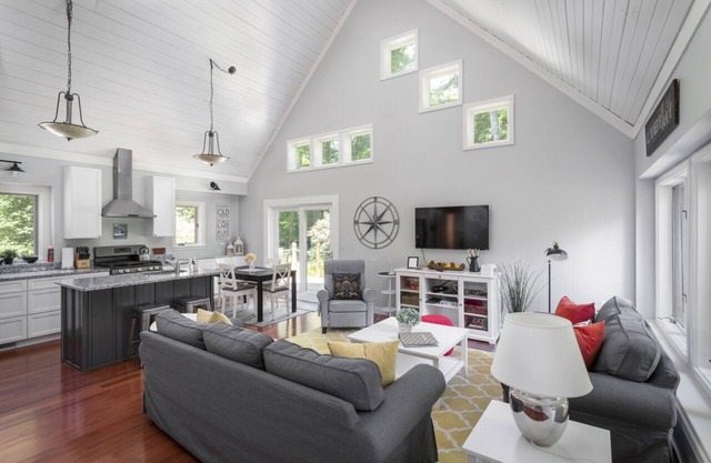 2025 availability- BOOK NOW! - central location - modern rental!