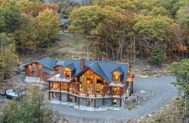 2025 Log Home- Ski Chalet w/Luxury Amenities. direct Views of Hunter Slopes