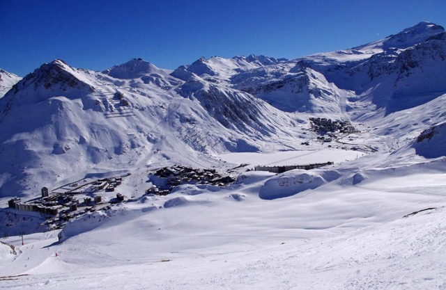 20m from ski slopes, 2nd floor, balcony, fireplace or stove, tv, ski locker, 55m², Tignes