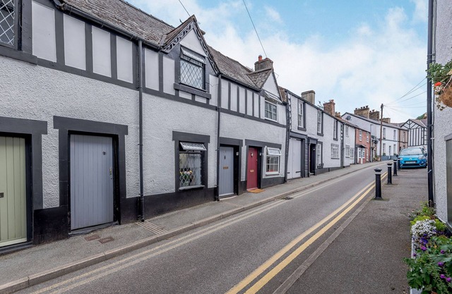 21 CHURCH STREET, pet friendly, country holiday cottage in Llangollen