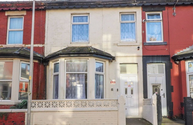 21 EAVES STREET, country holiday cottage, with a garden in Blackpool