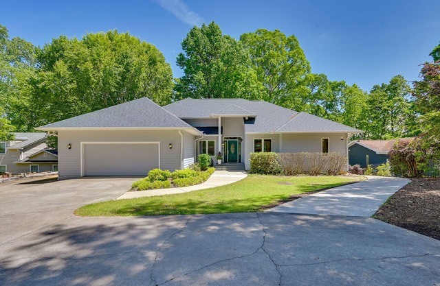 21 Mi to Clemson University: BBQ-Ready Lake Home