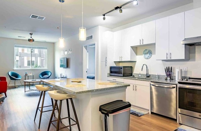 210 · King Bed|🧑‍🦽accessible|UMMC|Free parking|We love 🐕🐈