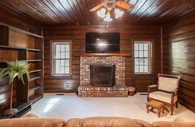 210 Year Old Cozy Cottage that Sits on 75 acres and sleeps 10 comfy