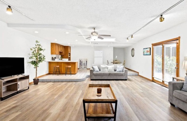 2134 Sacramento, Unit B (Back House) · Spacious 1BR House in Bakersfield