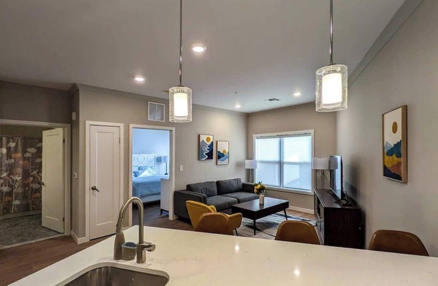 222 Brand New 2 Bedroom, 1 KIT, 2 BATH, 1 Living