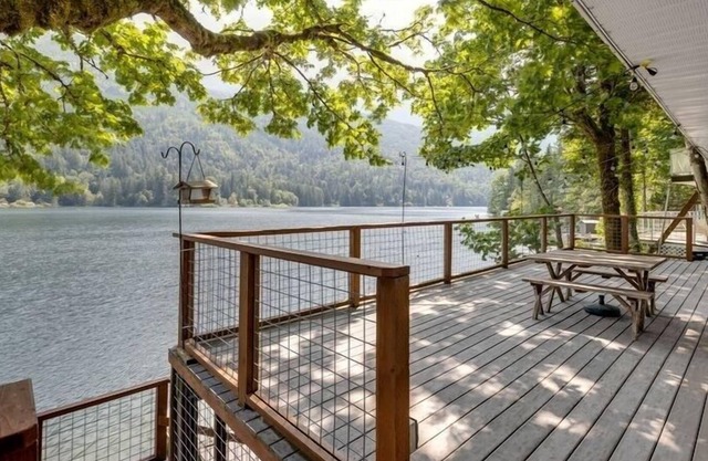 24MF - Lake Front - WiFi by RedAwning