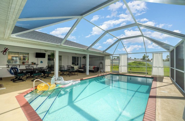 25% Fall Discount! Heated Pool! Close To Everything!