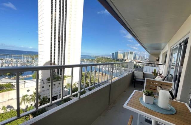 25% Off Monthly Stays! Top-Floor Waikiki Retreat -Ocean Views + Parking