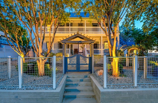 25% Off Oct! Austin Suite, Downtown Marble Falls