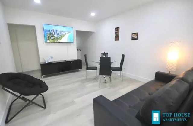 251 Airport/Top House Apartment 4