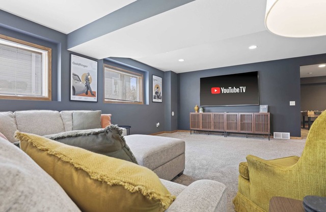 25min to Capitol - Groups - KING Suite - Game Room