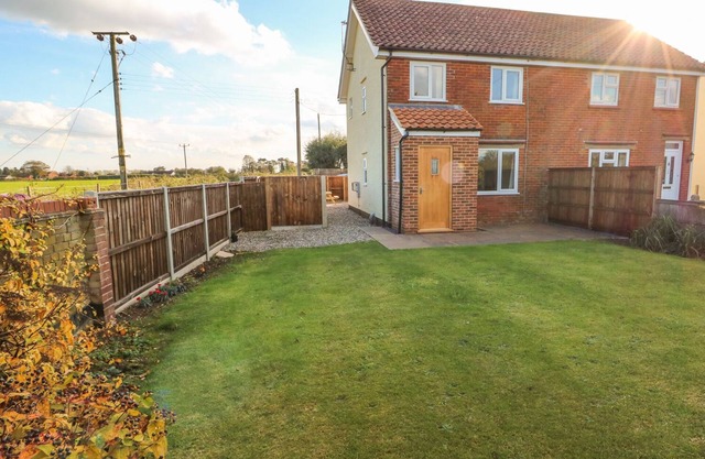 27 WHITEGATES, pet friendly, with a garden in Ludham