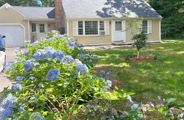 28 Race Lane - Cape Cod home with private lake & tennis access