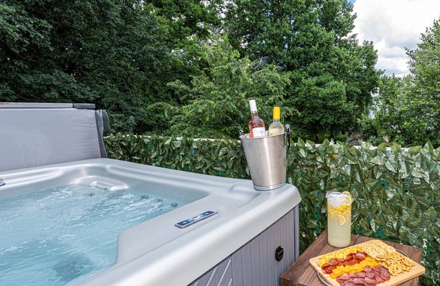 2800 sqft 8 beds 2.5 bath sleeps 20 with hot tub, pool, & luxury kitchen/baths
