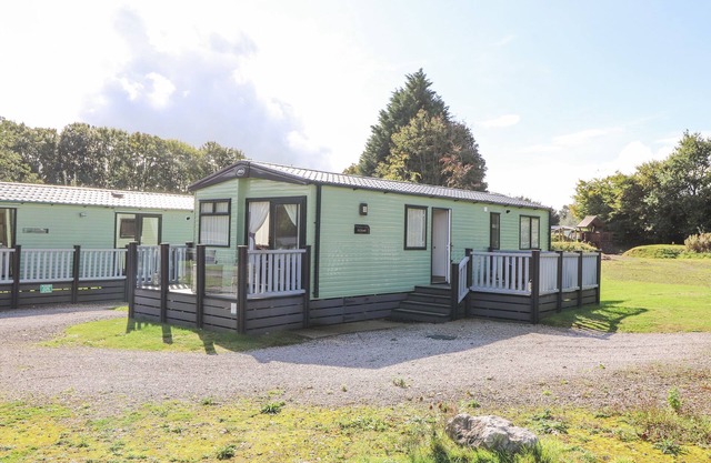 29 LAKES VIEW, pet friendly, character holiday cottage in Carnforth