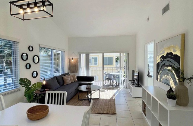 290C - Boca Retreat w/Pool, Parking, Near Evert Tennis & Shops