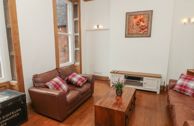 2A GAUNT BUILDINGS, family friendly, with a garden in Leek