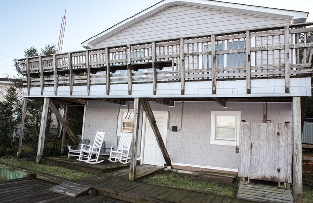 2B/1BA Upstairs - 1B/1BA Downstairs - Cottage - Canafront - No Pets/No Smoking