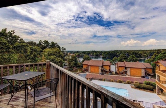 2B/2B Lake View Condo