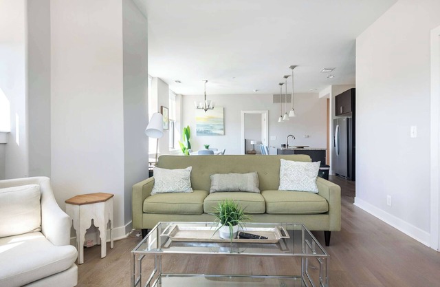 2B/2BA Luxury Downtown Suite, Rooftop Deck & Gym
