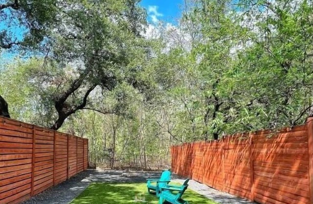 2B3B+Studio: Great yard+deck mins to downtown