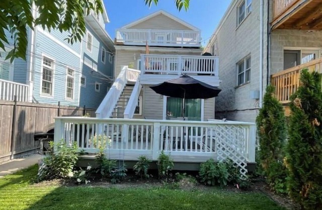 2BD/1 BA with summer patio in quiet Roscoe Village