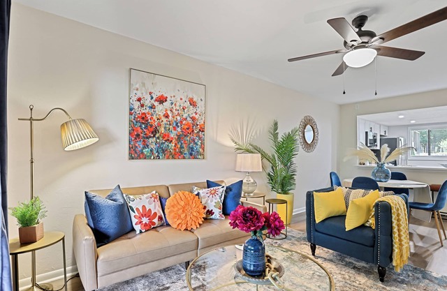 2bd/2ba Condo * Pool * Renovated * Dogs Welcome * Condo in Savannah*30+ day stay