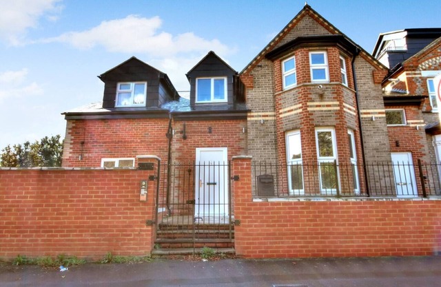 2BD apt for 7 with private off-street parking