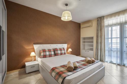 2BD Flat with Balcony in Flores Garden Complex by Flat Mаnаger