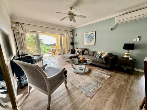 2Bed Modern Condo with AC, Pool, Rooftop patio, 5 Min to Beach