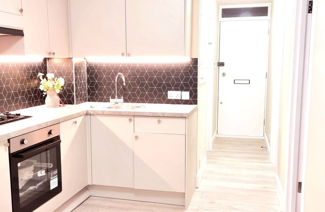 2bedroom private apartment within 5mins Earlsfield Train - 2 stops to Victoria