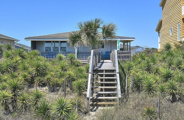 2BR/1BA Home - Oceanfront in Holden Beach, Hot Tub, Sleeps 6