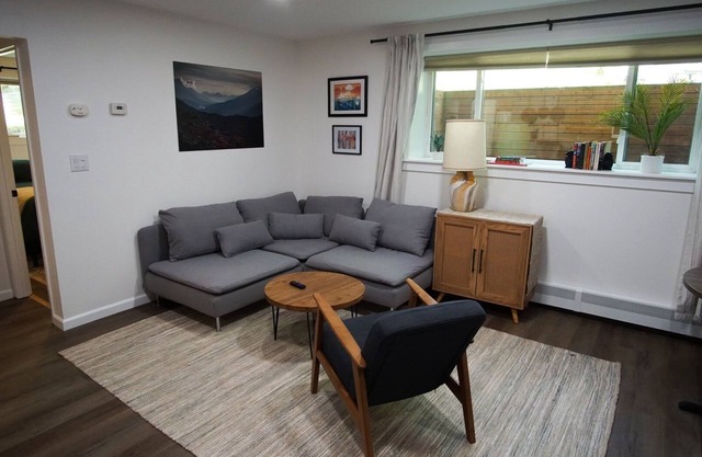 2Br/1Ba Midtown Daylight Bsmt Hideaway—Comfortable, clean, and safe.